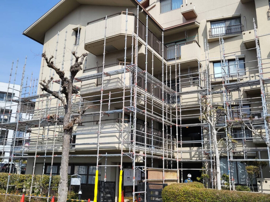 大阪府堺市鴨谷台　マンションの改修工事の足場組立