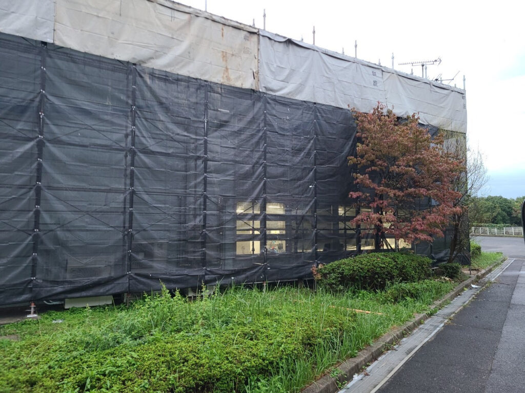 2022年10月11日 和泉市神代町 陸運局、改修工事の足場組み立て